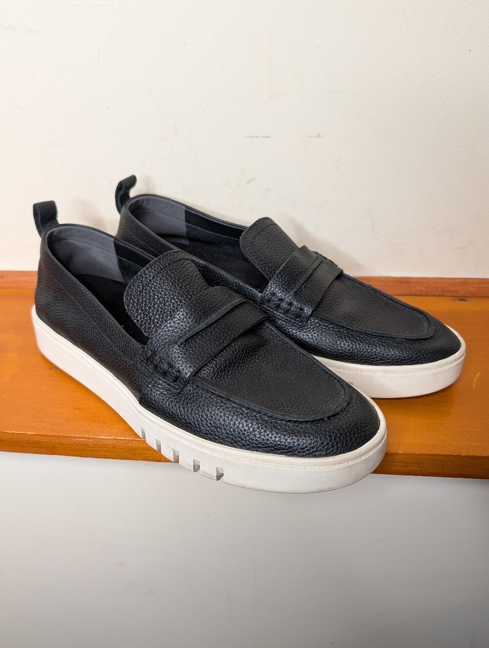 Vionic Chantel Black Pebbled Leather Penny Loafer Sneakers Size 9